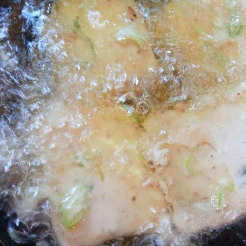 Goreng dalam minyak penuh dan panas sampai kuning kecoklatan.