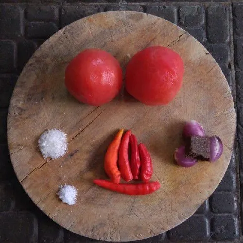 Siapkan semua bahan untuk sambal tomat terasi.