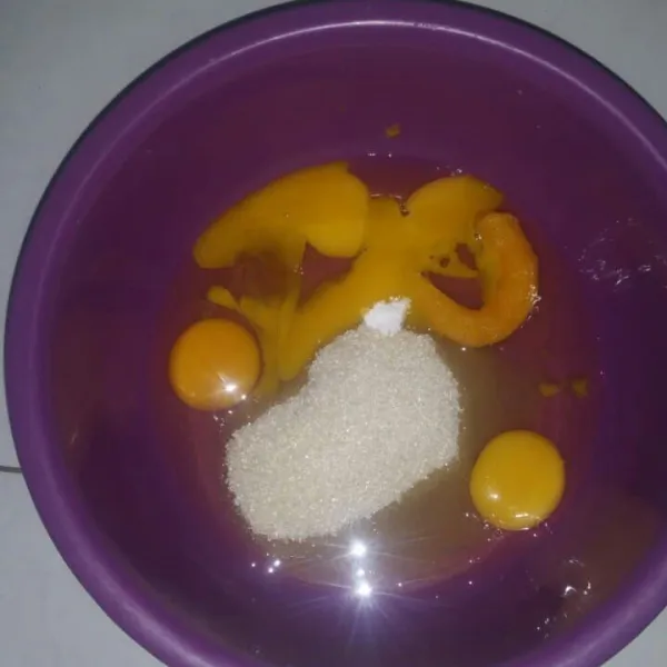 Mixer telur, SP, gula pasir, dan baking powder.