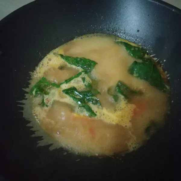 Masukkan air tunggu hingga mendidih.