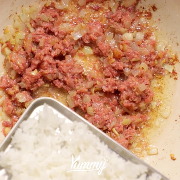 Tambahkan nasi, kecap, sambal, penyedap rasa, lada bubuk, dan garam lalu aduk rata hingga matang lalu angkat dan biarkan hangat.