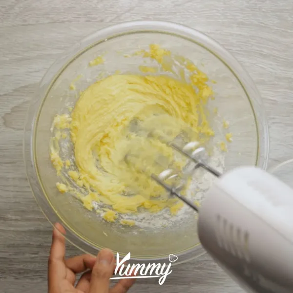 Kocok margarin dan gula halus dengan mixer sampai tercampur rata.