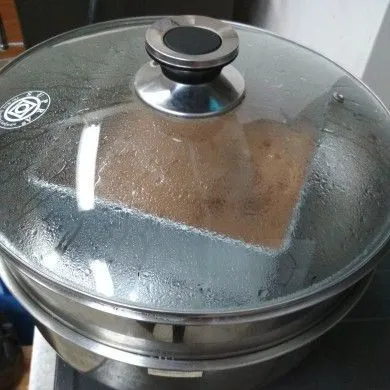 Siapkan loyang yang telah dioles margarin, tuang adonan dan kukus selama 30 menit.