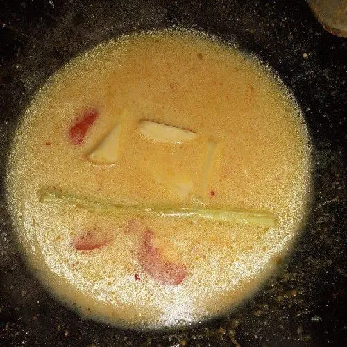 Masukkan santan encer, gula, garam dan kentang, tunggu hingga kentang lembut.