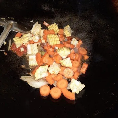 Masukkan wortel dan jagung.