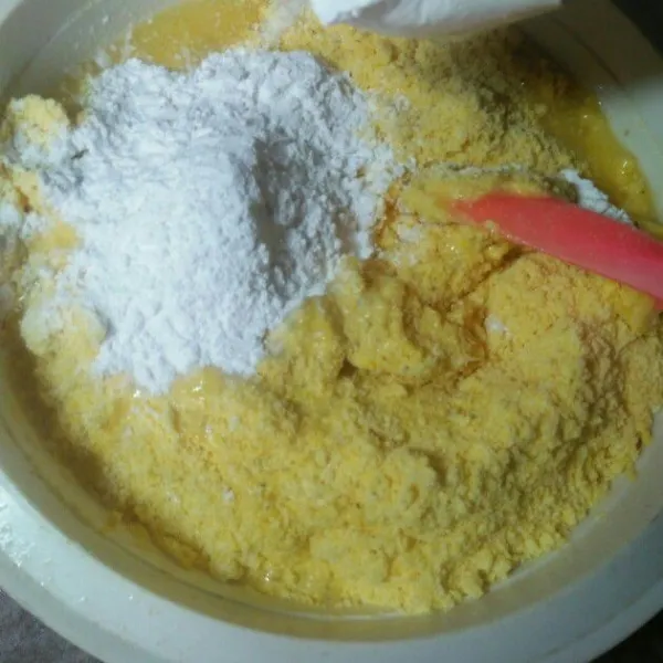 Campurkan tepung jagung, air panas, garam dan tepung tapioka. Aduk sampai merata.