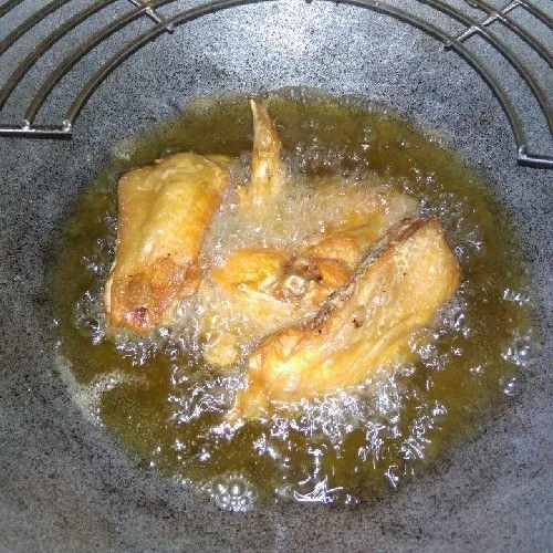 Panaskan minyak, goreng ayam hingga matang. Angkat dan tiriskan.