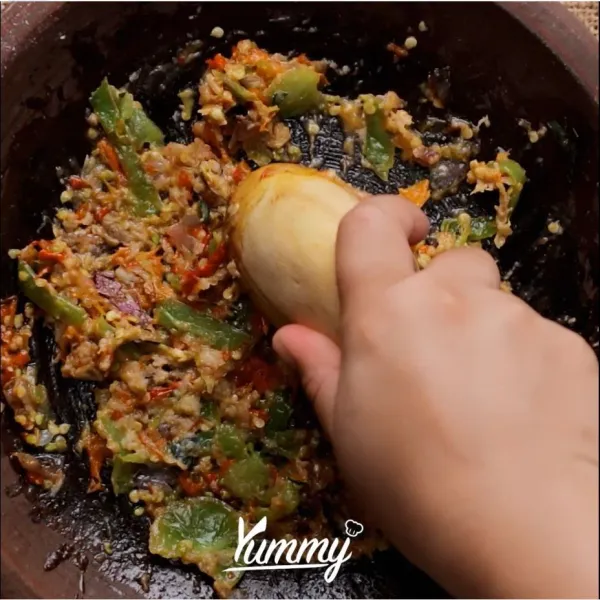 Uleg hingga semua bahan halus. Masukkan udang dan belimbing wuluh