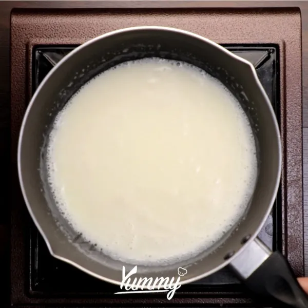Panaskan susu dan gula. Aduk perlahan jangan sampai pecah. Dinginkan