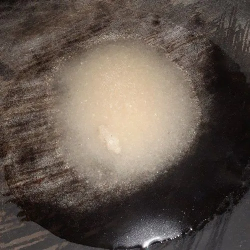 Rebuskan air, masukkan gula pasir, tunggu hingga gula mencair.