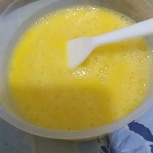 Sambil menumis, kocok telur lalu masukkan dalam tumisan, acak-acak bersama bumbu.