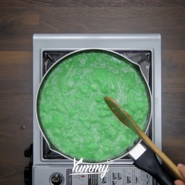 Masukan garam, Masak hingga mendidih dan terbentuk lumut, masak hingga lumut terbentuk.