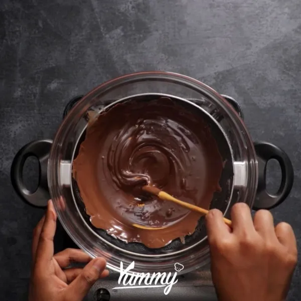 Cairkan coklat batangan dengan cara bain marie (diatas mangkuk yang diletakkan diatas air panas.
