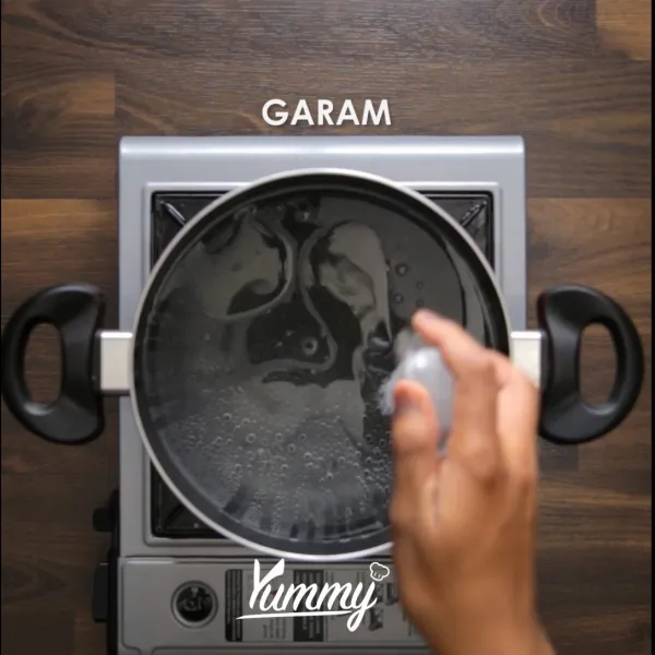 Tambahkan 1 sdt garam, rebus hingga air mendidih.