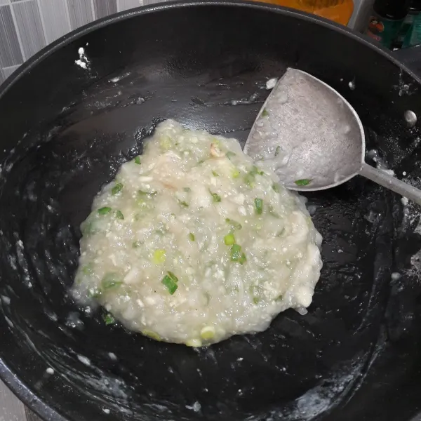 Masukkan bumbu halus dan irisan seledri dan daun bawang, aduk rata. Angkat, dinginkan.