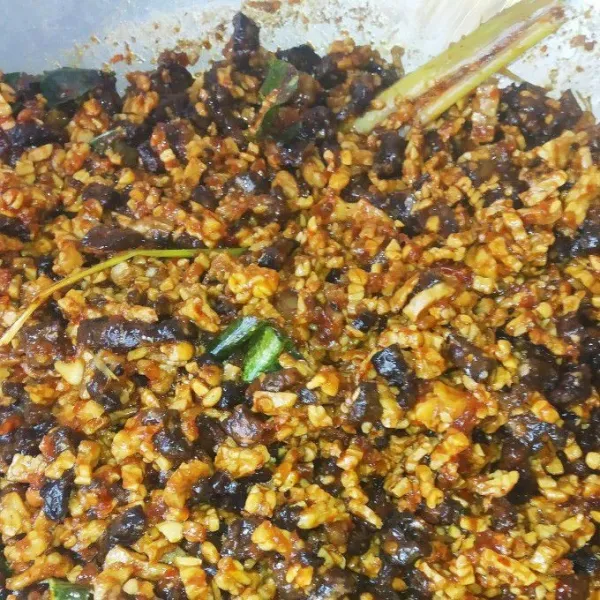 Masukkan paru dan tempe, campur hingga merata dengan bumbu.