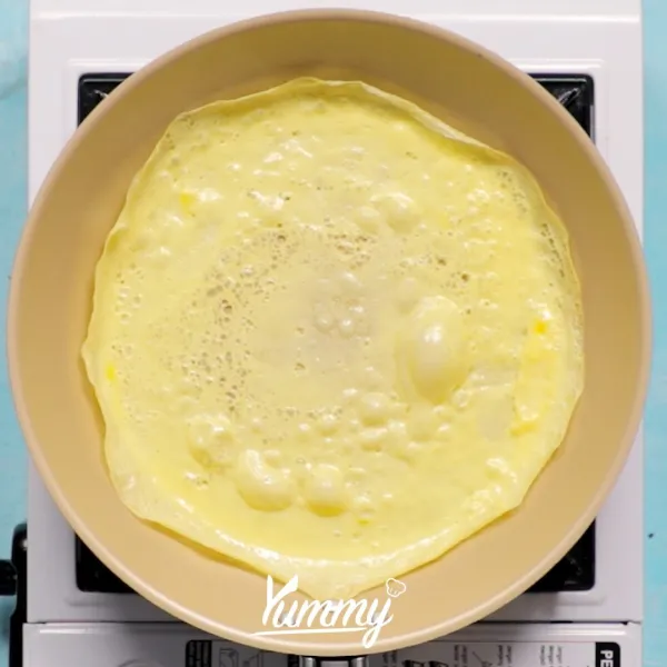 Buat telur dadar hingga habis lalu biarkan dingin.