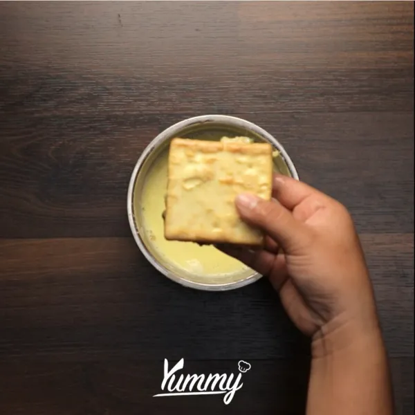 Celupkan crackers ke dalam telur yang sudah dikocok. Goreng dalam minyak panas.