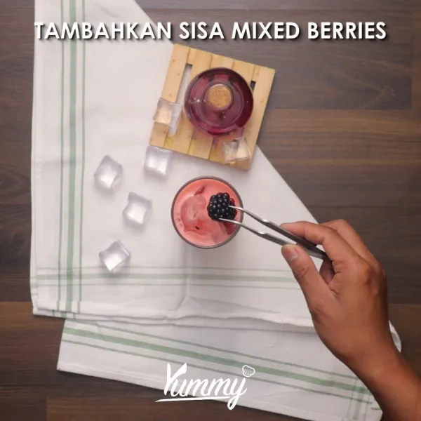 Tambahkan mixed berries sisa di atasnya.