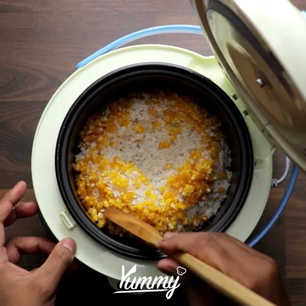 Campurkan beras dan beras jagung yang telah dicuci dalam rice cooker.