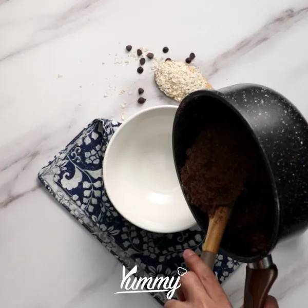 Tuangkan kedalam mangkok, kemudian tambahkan yoghurt,irisan pisang dan choco chips