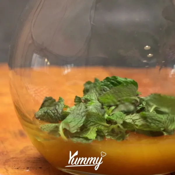 Tuangkan sirup markisa kedalam wadah, lalu tambahkan daun mint.