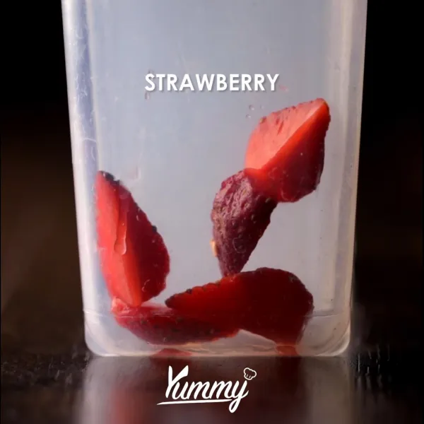 Masukkan potongan strawberry ke dalam cetakan jelly