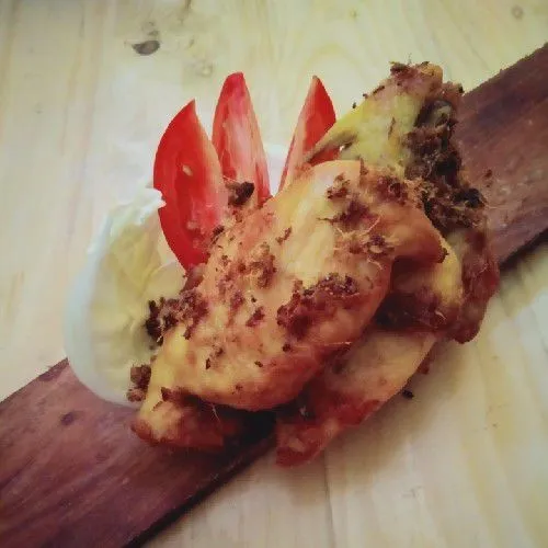 Taburi ayam dengan bumbu yang sudah digoreng, ayam goreng bawang lengkuas siap disajikan.