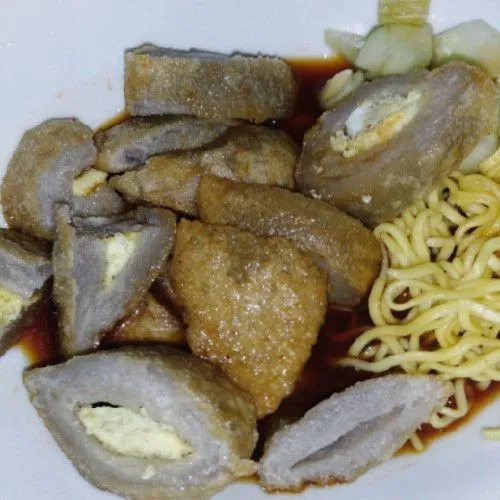 Sajikan bersama mie dan potongan timun.