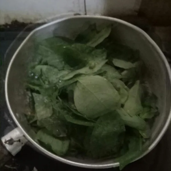 Masukkan daun katuk.