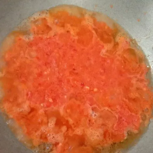 Panaskan minyak, tumis bumbu hingga harum.