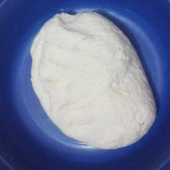 Campurkan kelapa parut, tepung ketan, garam dengan air hangat sedikit demi sedikit hingga adonan kalis.