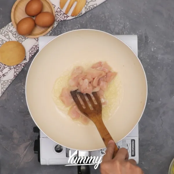 Panaskan minyak lalu tumis ayam hingga kecoklatan. Kemudian masukkan telur, lalu orak-arik bersama dengan daging ayam.