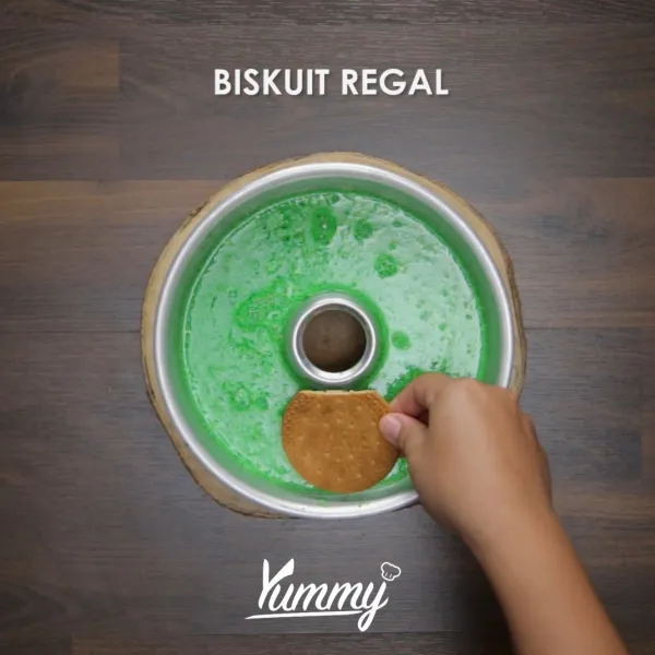Masukkan ke dalam cetakan, dinginkan hingga uap panas hilang. Masukkan biskuit really regal ke dalam cetakan.