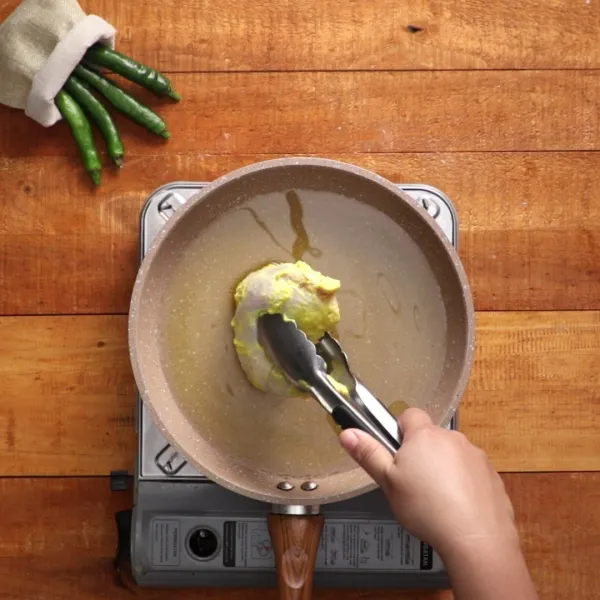 Haluskan cabai hijau, jeruk nipis dan garam hingga setengah kasar menggunakan ulegan. Kemudian masukkan baawang merah, tumbuk hingga kasar lalu tambahkan minyak kelapa.