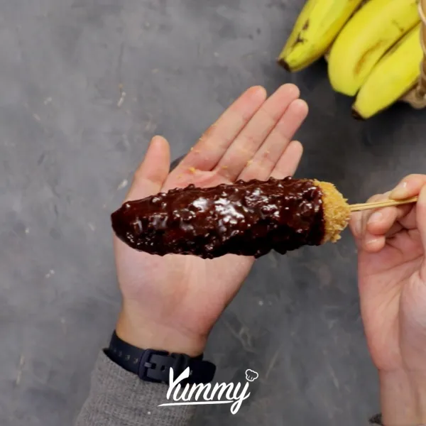 Celupkan pisang ke dalam ovomaltine. Sajikan selagi hangat bersama dengan vla susu.