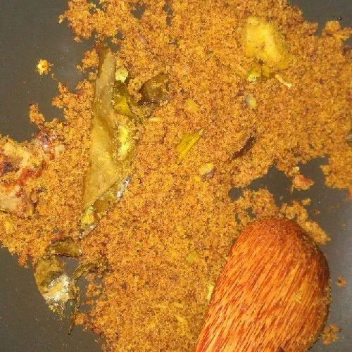 Setelah di sangrai, taburkan ke ayam goreng tadi. Siap di santap 😄