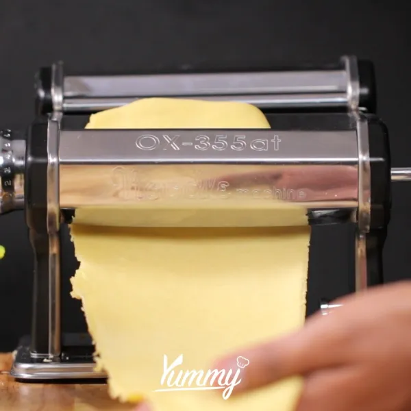Pipihkan dengan menggunakan pasta maker, lalu cetak dan giling dengan menggunakan alat yang sama.