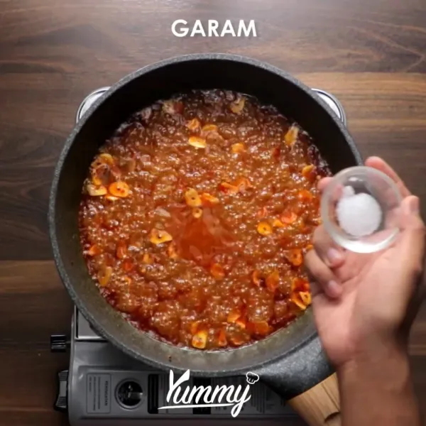 Tumis bawang merah, bawang putih dan bawang bombay hingga harum. Lalu masukkan kaldu ayam, masak hingga mendidih.