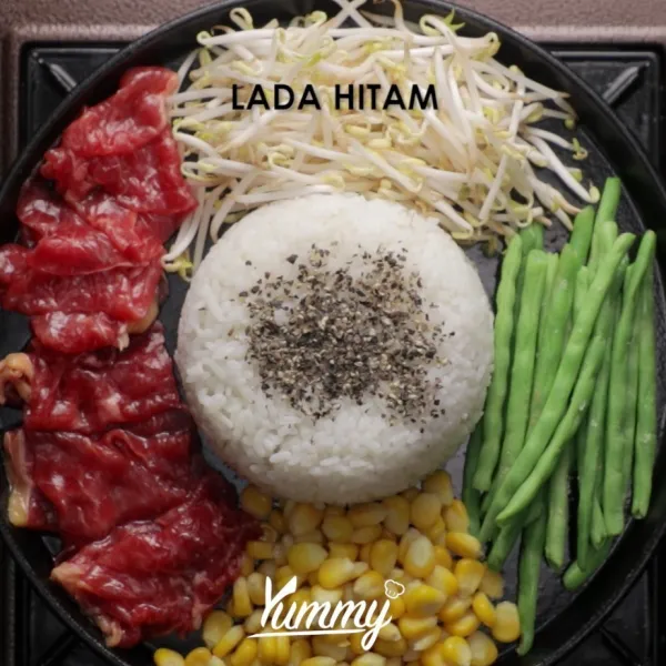 Masukkan daging, tauge, jagung, lalu taburi nasi dengan merica.