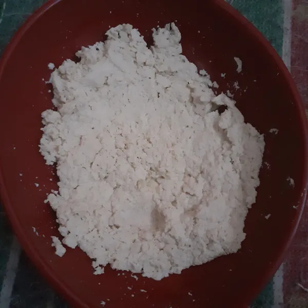 Haluskan tahu putih.