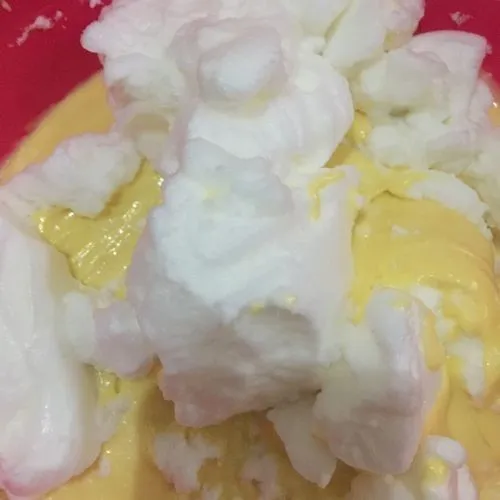 Ambil sebagian adonan putih telur masukan ke dalam adonan pasta. Aduk balik perlahan, lakukan hingga semua adonan putih telur habis.