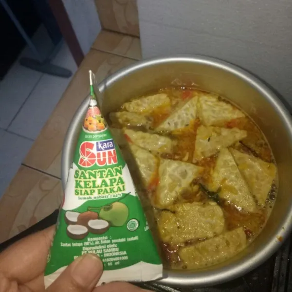 Ketika sudah mendidih tambahkan santan.