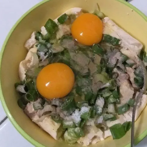 Haluskan tahu putih, masukkan telur ayam, irisan daun bawang, garam, lada dan penyedap rasa. Aduk hingga tercampur rata.