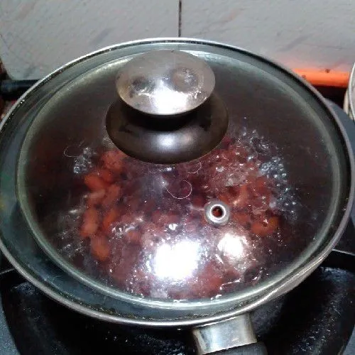 Rebus kacang merah selama 1 jam. Jangan lupa ganti airnya saat sudah berwarna merah, agar warna sop saat matang tetap bening dan tidak keruh. Sisihkan. Saat merebus kacang merah, tutup panci agar cepat empuk.