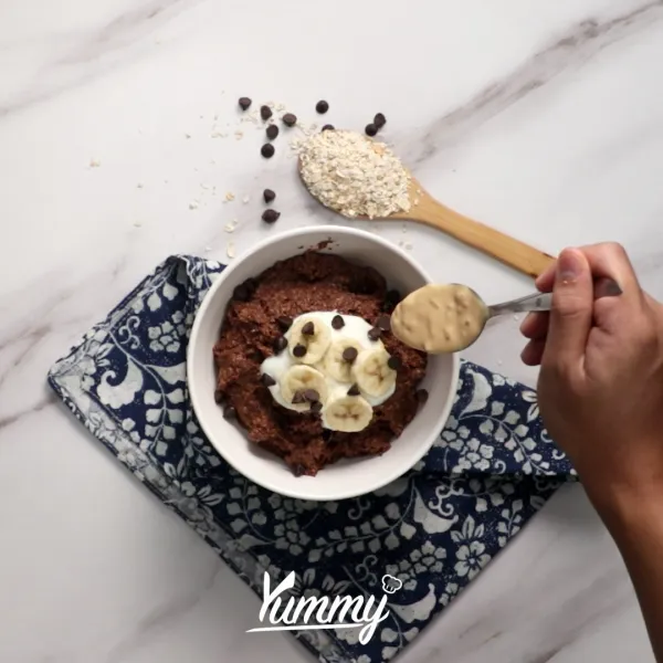 Tuangkan selai kacang. Sajikan.