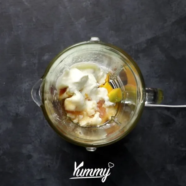 Masukkan potongan mangga beku, yoghurt, madu dan jeruk nipis ke dalam blender.