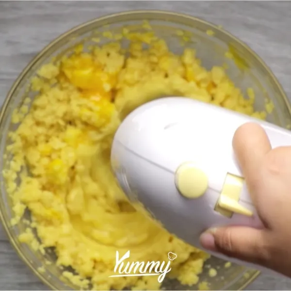 Kocok adonan tepung dengan kecepatan sedang, masukkan telur satu demi satu. Kocok hingga merata dan sedikit mengembang. Masukkan ke dalam plastik segitiga, kemudian cetak ke dalam loyang.