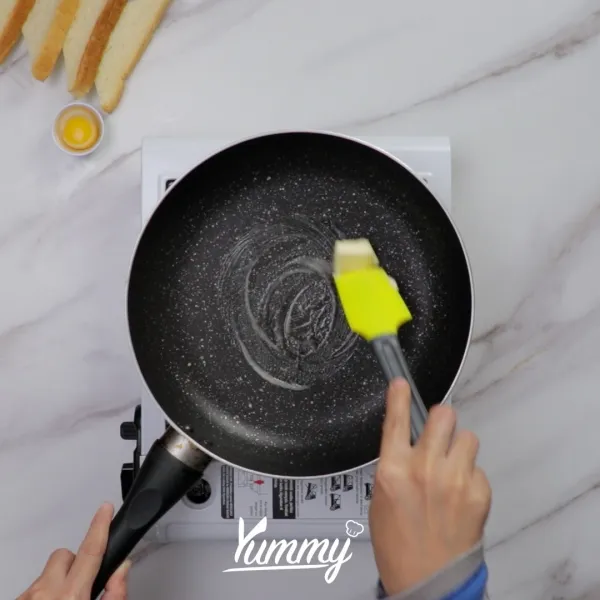 Panaskan teflon dan beri sedikit mentega. Masak telur, lalu perlahan-lahan dorong telurnya dari sisi pinggir ke tengah dengan menggunakan spatula. Lakukan berulang kali hingga tingkat kematangan yang sempurna.