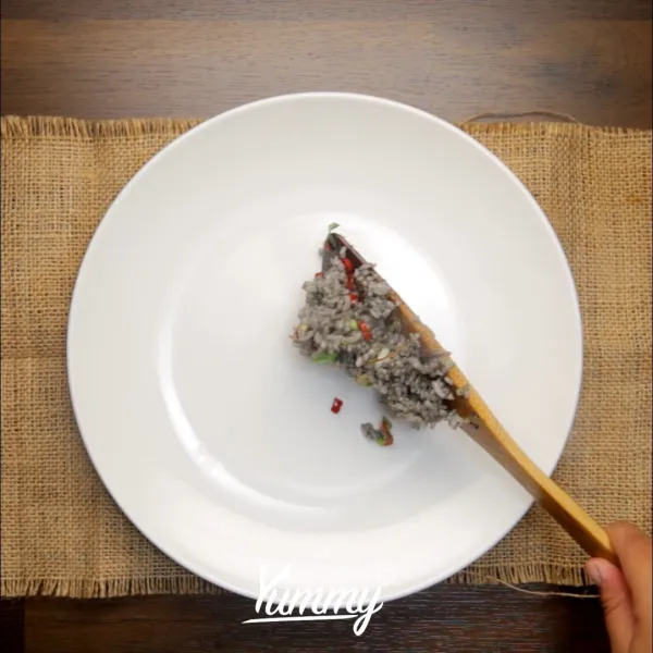 Sajikan dengan telur mata sapi dan kerupuk.